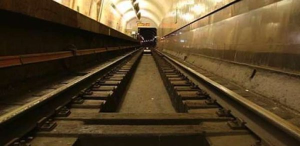 Bakı metrosunda sərnişin özünü qatarın altına atdı