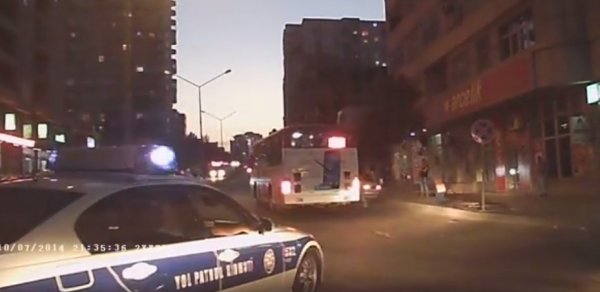 Bakıda yol polisi qanunu pozaraq qəza vəziyyəti yaratdı – VİDEO
