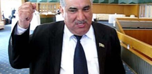 Əhəd Abıyev və oğlu intihar xəbərini yayanları dəniz kənarına söhbətə çağırdılar