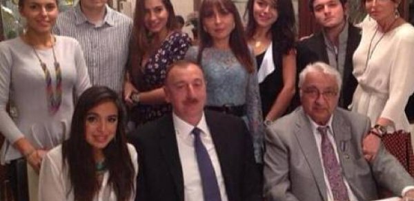 İlham Əliyev və ailəsi çay süfrəsi ətrafında - FOTO