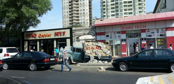Bakıda yol çökdü, maşın aşdı – FOTOLAR