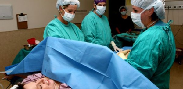 Həkimlərin səhvinə görə ölən 3 uşaq anasının yaxınlarının üsyanı