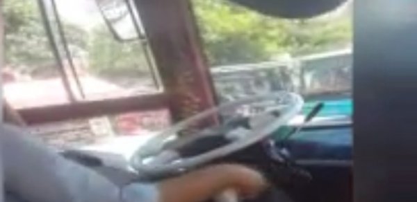 Avtobus sürücüsü həm avtomobili idarə edir, həm telefonla danışır, həm də kitab oxuyur - VİDEO
