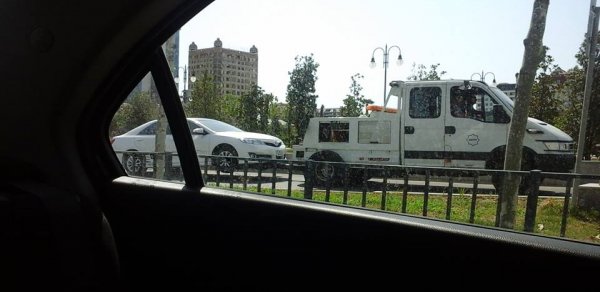Evakuatorlar yenidən iş başında: Avtomobillər aparılır - FOTOLAR