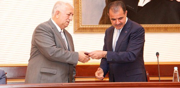 Elmar Vəliyev rektoru medalla təltif etdi -  FOTO 