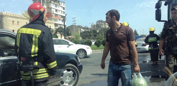 Bakıda yolun ortasında maşın yandı - FOTOLAR