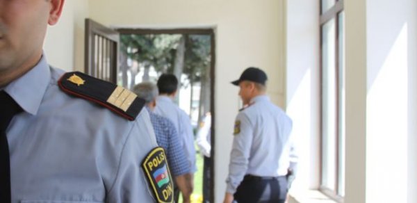 Nazirlə görüşmək istəyən qadın polislər tərəfindən döyüldü - Azərbaycanda