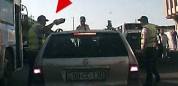 Bakıda yol polisindən analoqu olmayan hərəkət - VİDEO