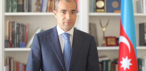 Mikayıl Cabbarov media nümayəndələrini təbrik etdi