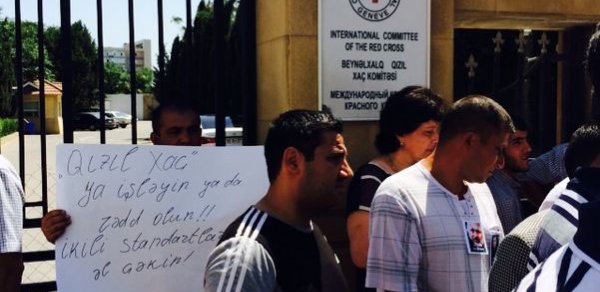 Ermənilər tərəfindən əsir götürülən kəlbəcərlilərin ailəsi aksiya keçirdi – YENİLƏNİR - FOTOLAR