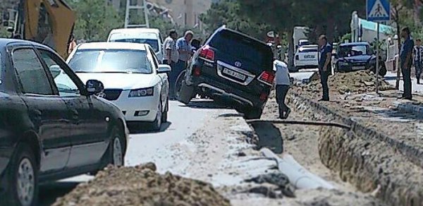 Bakıda ‘Land Cruiser’ Cavid Qurbanovun qazdırdığı çuxura düşdü - FOTO
