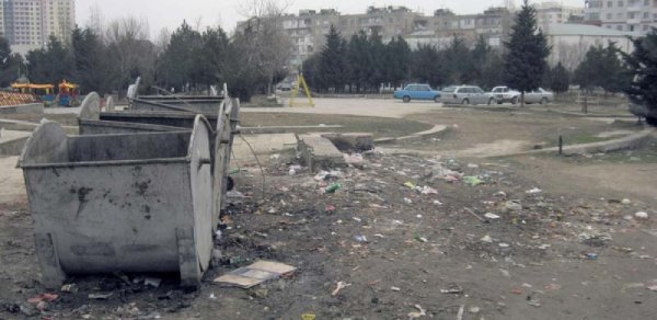 Bakıda Heydər Əliyevin adını daşıyan park baxımsızlıqdan ‘bomj’ların evinə çevrilib – VİDEO