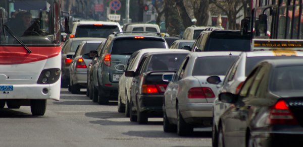 Nərimanovda yol qəzası tıxac yaratdı