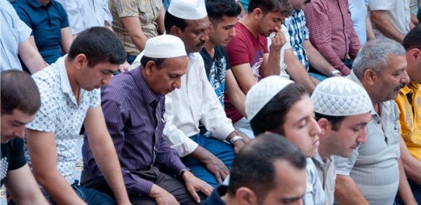 Ramazan ayının başa çatması ilə əlaqədar bayram namazı qılındı