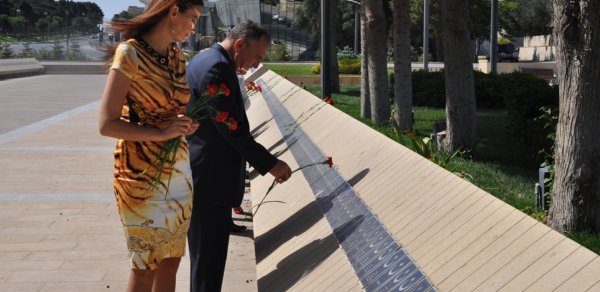 Millət vəkili Fəxri və Şəhidlər Xiyabanlarını ziyarət etdi -  FOTOLAR 