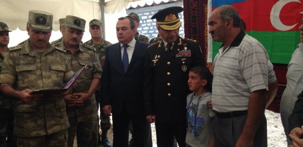 Şəhid gizirin medalı oğluna verildi - FOTOLAR