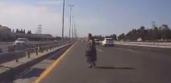 Bakıda qadın saatda 120 kilometr sürətlə gedən avtomobilin qarşısına çıxdı – VİDEO