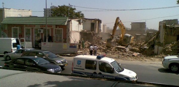 ‘Sovetski’ sakinini belə aldatdılar: ‘Söhbət eləmək üçün bayıra çağırıb evimi sökdülər’ - FOTOFAKT