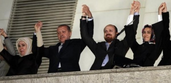 Ərdoğanın oğlu balkonda yıxıldı - VİDEO
