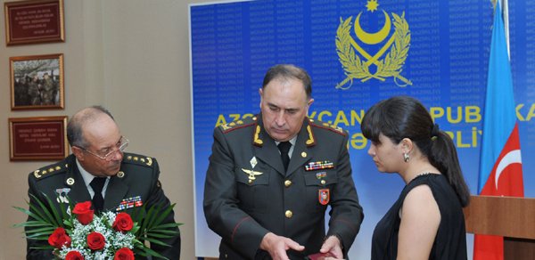 Şəhidlərin ailəsinə medallar təqdim olundu - FOTOLAR