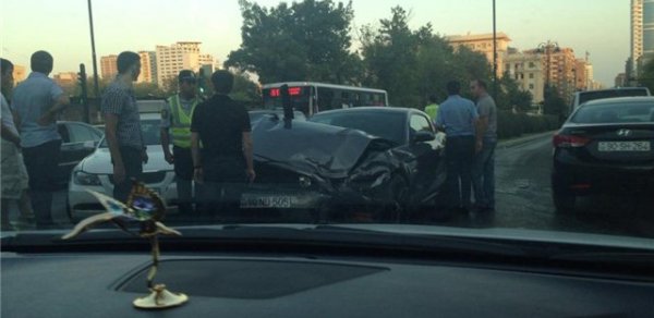 Bakıda 100 minlik «Mustanq» «BMW» ilə toqquşdu - FOTOLAR