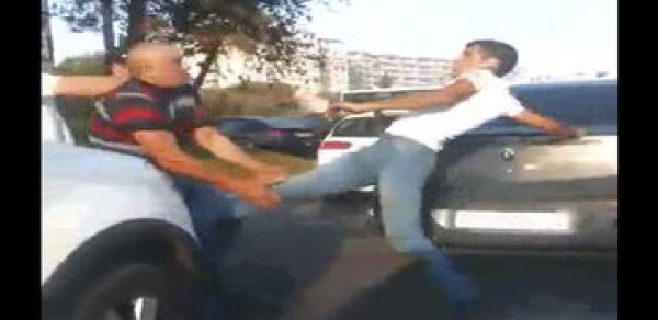 Bakıda tıxacda qalan sürücülər dava etdi: Atası yaşında kişini döydü - VİDEO