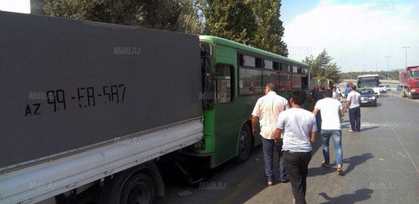 Bakıda ağır avtobus qəzası: Yaralananlar var - FOTOLAR