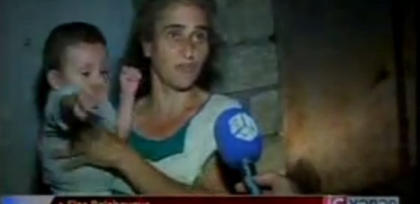 Ana azyaşlı uşağı ilə küçədə yaşayır -  VİDEO 