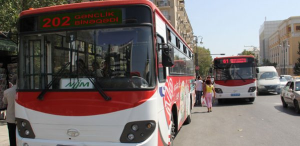 Bakıda sərnişin avtobusunda namus üstündə dava düşdü