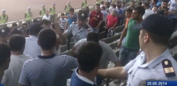 ‘Neftçi’-‘Partizan’ oyununda polislərlə azarkeşlər arasında dava düşdü - VİDEO