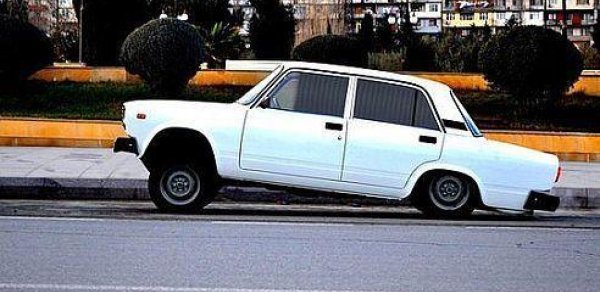 ‘07’ yolun kənarında dayanan iki qadını vurub