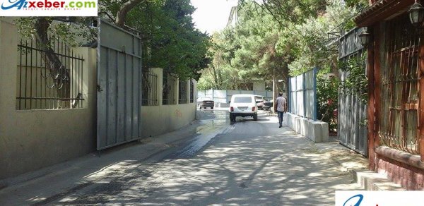 Bakıda bu da oldu: Yolu dəmir darvaza ilə bağladılar - FOTOLAR