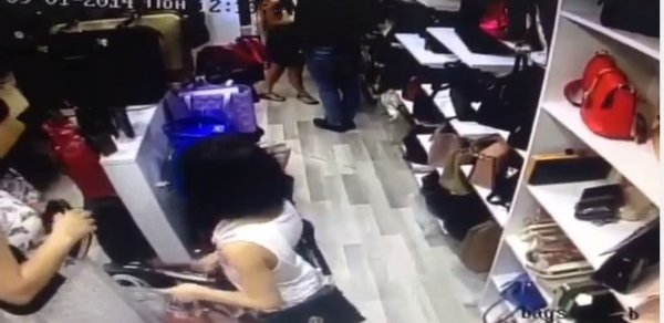 Bakıda azyaşlı uşaq mağazadan belə oğurluq etdi - ÖZƏL VİDEO