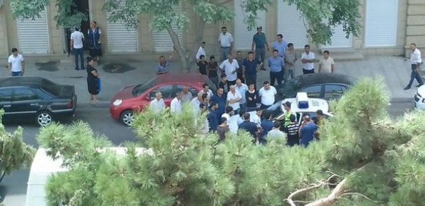 Bakıda qadın yol polisinə hücum etdi- VİDEO