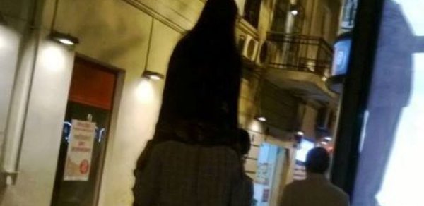 Bakıda oğlandan qıza maraqlı sevgi jesti – FOTO