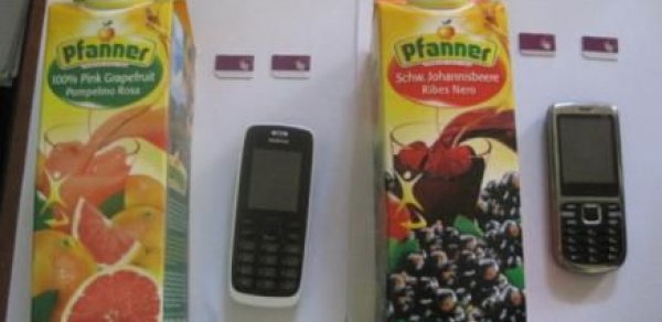 Meyvə şirəsinin içərisindən mobil telefon çıxdı - FOTO