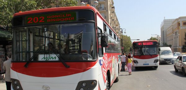 Bakıda sərnişin avtobuslarının şousu - VİDEO