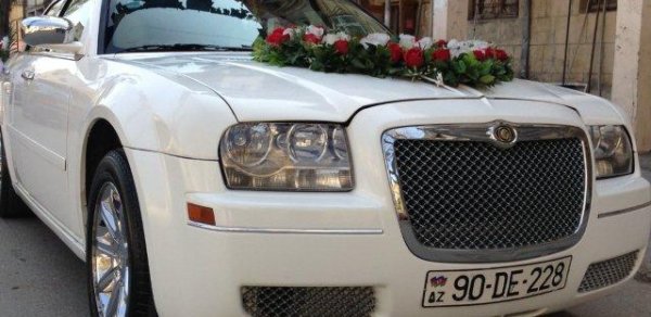 "Gəlin maşını" kimi bəzədilmiş avtomobillərdə məktəbə gələn uşaqlar