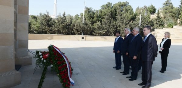 Ruslar Şəhidlər Xiyabanında -  FOTOLAR 
