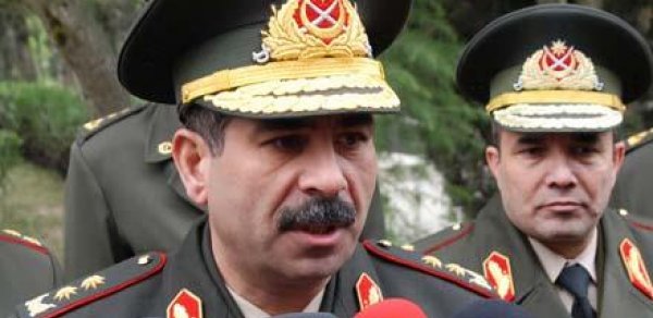 Zakir Həsənov əsgərlərin botinkalarını dəyişir
