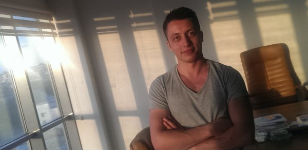 İri və rəngli gözlü kor qız