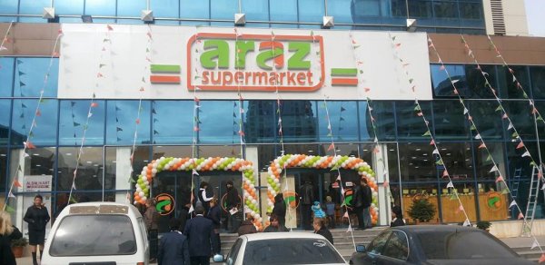 Bakının məşhur supermarketində mühafizəçilərin gözü önündə şok oğurluq – TƏFƏRRÜAT