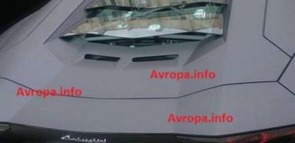 Bakıda tələbə universitetə 650 minlik avtomobillə gəldi
