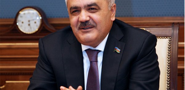 Rövnəq Abdullayev işçiləri üçün bina tikdirir
