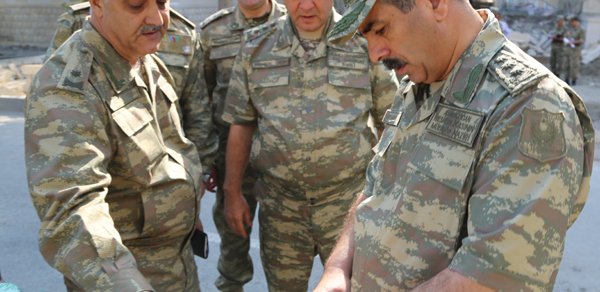 Zakir Həsənov əsgərlərin yeməyinə nəzarət etdi- Fotolar