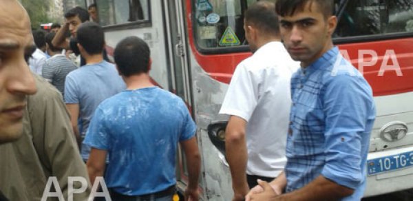 Bakıda iki marşrut avtobusu ötüşərkən toqquşdu, yaralılar var - FOTOLAR