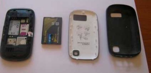 Ana məhkum oğluna telefon keçirməyə cəhd etdi -  FOTO 