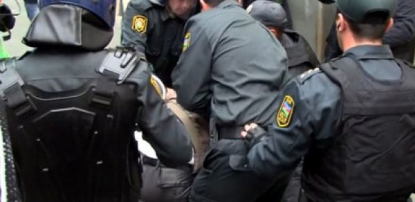 Bakıda polis az yaşlı qızı döydü