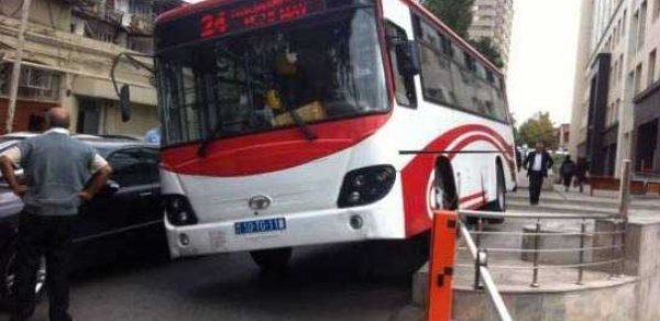 Avtobusu "ikitəkər" sürən sürücü işdən qovuldu - FOTO
