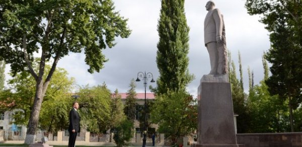 Prezident Heydər Əliyevin abidəsini ziyarət etdi - FOTOLAR